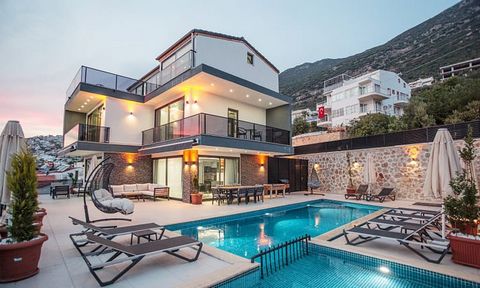 Discover the epitome of luxury living in this stunning 4-bedroom house located on a 400 m2 plot in Kalkan, Kas. With a spacious net usage area of 250 m2, this exquisite home features a Turkish bath, sauna, jacuzzi, and both outdoor and indoor swimmin...