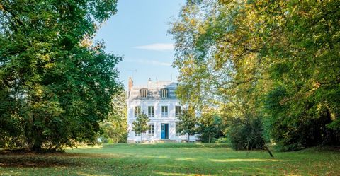 CALMA/ VERDE/ FASCINO DEL VECCHIO. A 30 minuti a sud di Parigi, in una tranquilla cittadina ai margini delle foreste di Sénart e della Senna, vi proponiamo in esclusiva questo Mansart del XIX secolo completamente ristrutturato di 480 m² al suolo e 36...