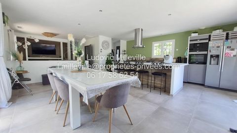 Venez découvrir cette villa de plain pied en 4 faces de 2016 de 106m² avec 4 chambres avec piscine sur 700m² de terrain . Budget 378 000 euros (honoraires a charges vendeurs ) La villa se compose d'un hall d'entrée avec placard , d'un espace de vie o...