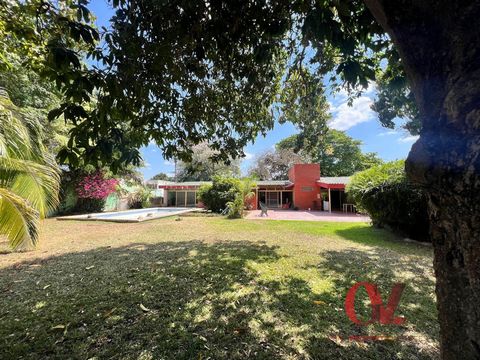 This house is from the 70s, definitely to be remodeled, it has very spacious spaces, good height ceilings, with an enviable garden and not to mention the location, it can be said that it is located in the heart of the city in one of the most beautifu...