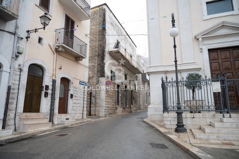 PUGLIA - ANDRIA - VIA ALTOMARE Nelle immediate vicinanze del Santuario Madonna dell'Altomare di Andria, Coldwell banker Gruppo Bodini propone in vendita appartamento angolare al primo piano in edificio storico. L'abitazione è composta ingresso/disimp...