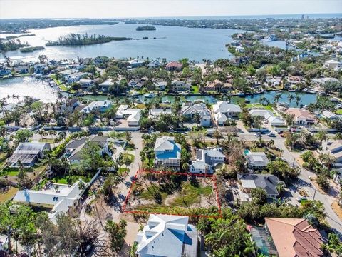 Siesta Key vacant lot now available. Located on the coveted north end of Siesta Key, this vacant lot is ready for you to build your dream home. This is one of the only vacant lots with over 12,500 SF available on Siesta Key. Located minutes to downto...