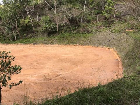 Con un área de 2.054m2, rodeado de naturaleza, no tiene acceso directo a la quebrada, se debe bajar por un sendero para llegar ahí, aproximadamente a 20 mts. El proyecto contempla un portón a la entrada principal, linderos en setos vivos, perímetro d...