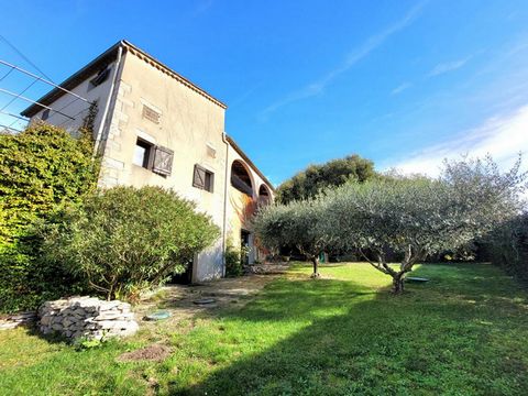 Découvrez cette charmante propriété du 18ème siècle, située à la frontière du Gard et de l'Ardèche, offrant une vue imprenable. sur la campagne environnante. Si vous appréciez l'authenticité et le charme des demeures qui ont une histoire, ce mas saur...