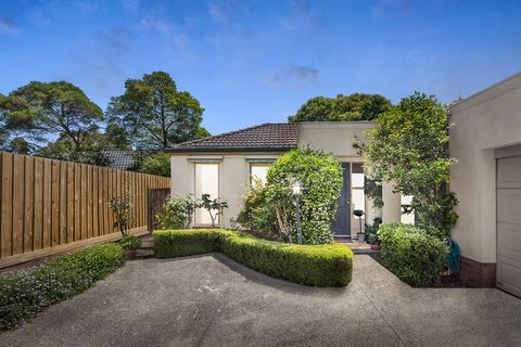 Op een prachtig rustige locatie zorgt de tijdloze elegantie van deze gelijkvloerse woning, met royale afmetingen, veel natuurlijk licht en een gevierde locatie, voor succes voor de komende jaren. Deze indrukwekkende residentie met 3 slaapkamers en 2 ...