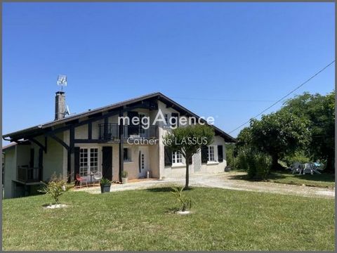 Proche du bourg de Monfort en Chalosse venez découvrir cette maison. Ici, tout est pensé pour un cocon familial, l'extérieur non clos s'ouvre sur la pelouse et l'allée permettant de rejoindre la porte d'entrée. Un double séjour avec cuisine ouverte e...