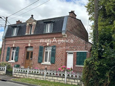 Située dans la charmante commune de Warloy-Baillon (80300), cette maison de caractère s'épanouit au cœur de la campagne offrant une atmosphère paisible et un cadre pittoresque avec une vue sur le village. Dotée d'une surface habitable de 150 m², elle...