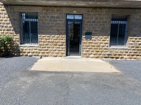 A Brive-la-Gaillarde, location de bureaux professionnel très proche de centre-ville offrant 68m2 avec places de parking. - Entrée - 3 bureaux - Salle d’attente - Salle d’archives - Kitchenette - WC Chauffage et production d’eau chaud individuels élec...