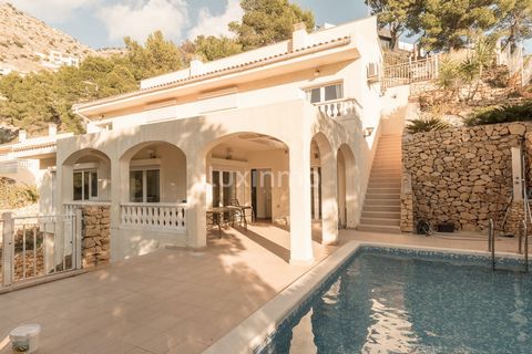 Te koop 3 slaapkamer vrijstaande villa met zeezicht in Altea la Vella. Welkom in dit gezellige vrijstaande huis gelegen in het pittoreske dorpje Altea la Vella, Altea. Dit op het zuiden gelegen huis heeft uitzicht op zee en de bergen en biedt de perf...