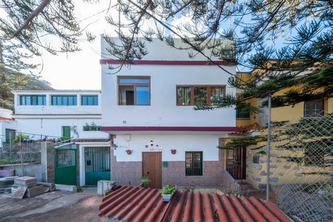 Escape to the natural paradise of Teror! If you dream of living surrounded by nature in a quiet place, where when you wake up alone Listen to the sound of peace and beauty of the surroundings, this is your chance! . I present this wonderful three-sto...