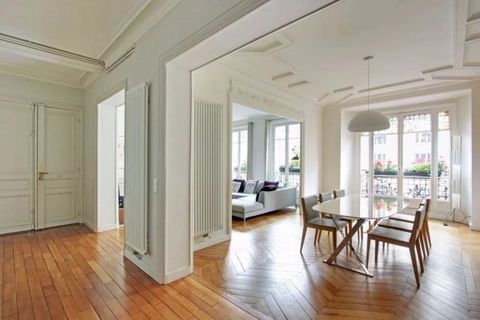 Proche de la place saint Ferdinand dans un bel immeuble haussmannien avec Gardien, au 4ème étage par ascenseur, nous vous proposons un bel appartement familial 5 pièces de 138m2. Cet appartement Classique et contemporain, en bon état. Il dispose d'un...