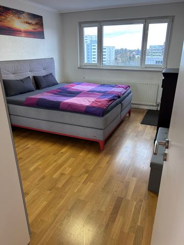 Quiet fully equipped apartment with good access to the city. Subway to the city and main station is only 3 min walking distance. Supermarkets and gyms nearby. On the huge rooftop terrace you can admire the sunset every evening. The terrace is around ...