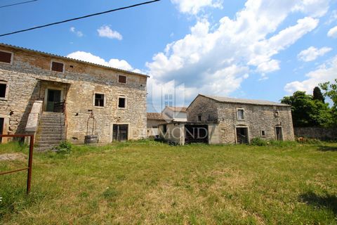 Location: Istarska županija, Svetvinčenat, Peresiji. Svetvinčenat, surroundings, two stone houses for adaptation in a beautiful location In the vicinity of Svetvinčenat there are these two stone houses for adaptation. The first house has an area of 8...