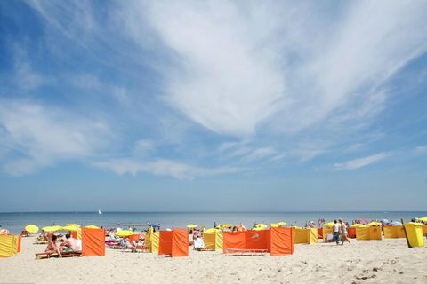 Diese schöne Villa, 1,5 km von der Nordseeküste und dem Strand entfernt, ist die ideale Unterkunft für einen Urlaub in Noordwijk. Im Erdgeschoss finden Sie einen schönen und vielseitigen Raum. Der Sitzbereich ist mit bequemen Möbeln und einem Smart-T...