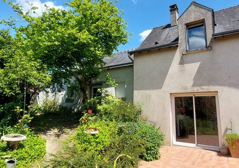 Semblançay, belle maison ancienne centre bourg, avec possibilités d'extension, d’une surface habitable d’environ 150m2, composée en rez-de-chaussée d'un salon, séjour avec poêle à granulés, d'une cuisine ouvrant sur terrasse, salle d’eau avec WC, à l...