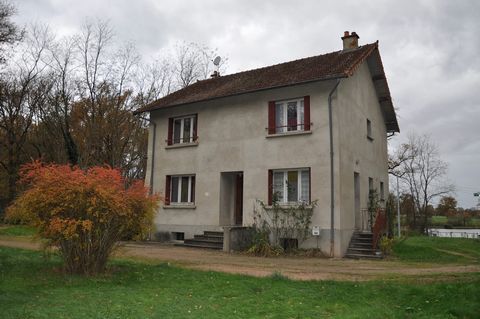 À 5 min de LAPALISSE, grande maison des années 60 sur 3 niveaux dans un cadre verdoyant, comprenant au sous-sol un garage de 31 m2, sur dalle béton, une chaufferie-buanderie, et une cave, au rez-de-chaussée, une entrée avec placards muraux desservant...