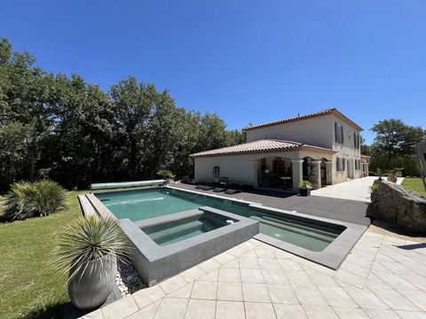 20 minutes from Cotignac at the heart of Green Provence, 35 minutes from the seaside and Gorges du Verdon. Close to a pretty village of character and all amenities, in a privileged countryside setting, without being isolated, superb Provencal house l...