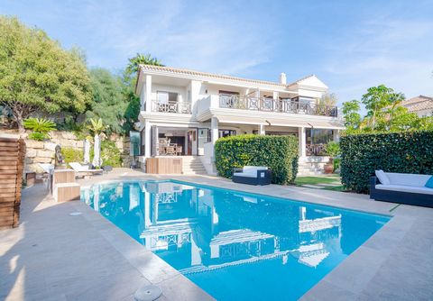 Located in Nueva Andalucía. Charming detached villa located in Nueva Andalucia. Situated on a secluded private street with a secure barrier, residents enjoy peace of mind and privacy in this gated community. Crafted just 7 years ago by an esteemed co...