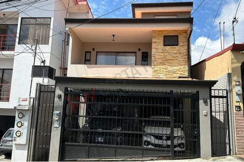 Belle maison à vendre à Residencial Vistas del Sol, Ulloa, Heredia Cette maison allie élégance, confort et un emplacement privilégié. Avec des finitions impeccables et des espaces parfaitement distribués, cette propriété est idéale pour ceux qui rech...