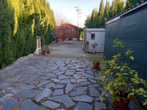 Din perfekta tillflyktsort på landet! Stuga med terrass och stor tomt Plats: Njut av lugnet och charmen med att bo mitt i naturen med detta magnifika hus på landet. Beläget i en lantlig miljö, men med alla moderna bekvämligheter, är det perfekt för d...