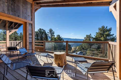 Eingebettet in eine natürliche Umgebung ist dieses herrliche Chalet ein wahres Juwel. Die umgekehrte Konfiguration maximiert den Blick vom Wohnzimmer aus und verbindet perfekt den Charme der Berge mit moderner Raffinesse. Beim Betreten entdecken Sie ...