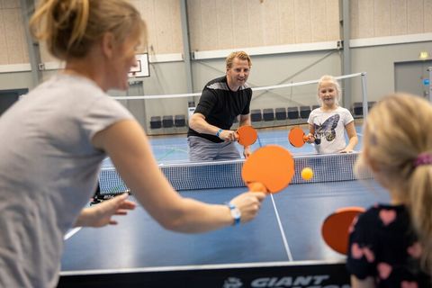 Verblijf in dit fantastische vakantiehuis in Lalandia in Rødby direct aan de Oostzee! Na een heerlijke dag spetteren in het Lalandia Aquadome en alle avonturen in de arcades, is het heerlijk om terug te keren naar je eigen vakantiehuis en wat tijd me...