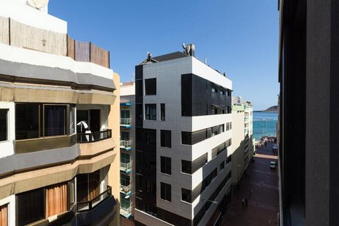 Ce charmant appartement de 39 m² à Las Palmas de Gran Canaria offre un séjour moderne et confortable pour deux personnes, avec une vue imprenable sur la mer. Situé dans un immeuble bien entretenu avec ascenseur, l'appartement dispose de la climatisat...