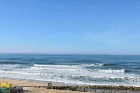 Exklusiv zu verkaufen. Diese angenehme Wohnung des Typs 3 befindet sich im 3. und letzten Stock einer ruhigen Residenz mit Blick auf das Meer und bietet eine schöne Helligkeit mit einer Fläche von 41,07 m2, die durch eine Terrasse von ca. 21 m2 mit a...