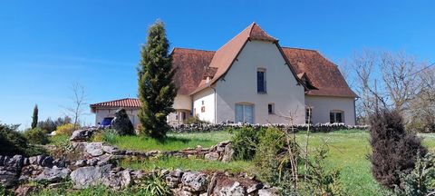 Voici la maison qui vous étonnera et vous ravira , dans un cadre fabuleux Vous recherchez un bien d'exception , une maison qui allie charme et originalité ! On ne peut que tomber amoureux de ce petit bijoux ! Une superbe Quercynoise atypique avec pis...