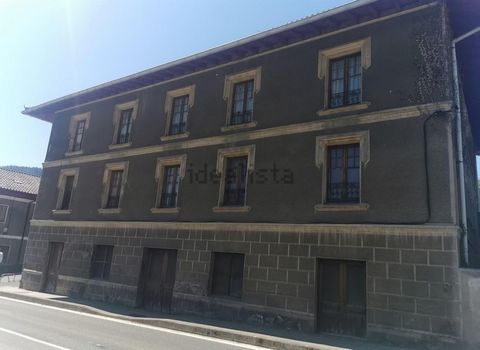 ¡Invierte en esta increíble oportunidad! Un edificio perfecto para agro turismo o rehabilitación de viviendas, hotel, albergue etc... Consta de 4 viviendas, una lonja comercial y trasteros. Potencial para expandirse a 6 viviendas de buen tamaño, y po...