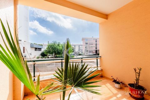 Ce charmant appartement 1 chambre, avec de grandes pièces, est situé dans un quartier privilégié de Parede à Cascais, avec accès aux jardins et aux commerces à 1 minute à pied. L'appartement comprend une chambre, une salle de bain, une véranda, un sa...