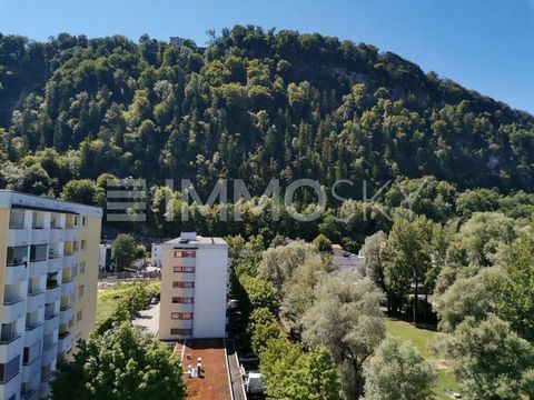 Bem-vindo à sua nova casa encantadora em Schallmoos! Este acolhedor oásis de vida no 8º andar de um prédio de apartamentos de 8 andares no popular bairro de Schallmoos oferece uma disposição de quarto bem-sucedida e uma vista magnífica do Kapuzinerbe...