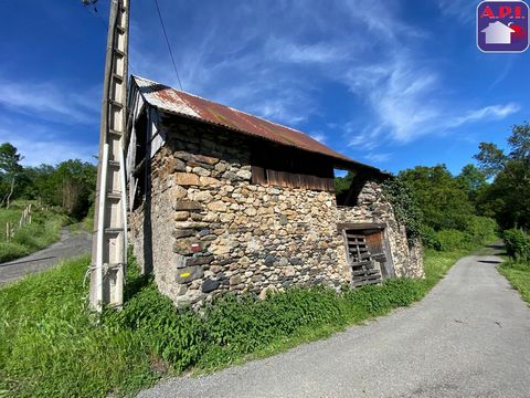 GRANGE CU EN COURS Au bout du village d'ARGEIN, dans un environnement calme et tranquille, profitez du charme rustique de cette grange tout en étant à proximité des commodités locales. Un havre de paix pour les amoureux de la nature et des projets de...