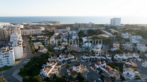 Verlieben Sie sich in diese fantastische, renovierte T2-Villa, nur 200 Meter vom Meer entfernt. Wir präsentieren Ihnen diese charmante, komplett renovierte T2-Villa, gelegen in der prestigeträchtigen Gegend von Quarteira. Diese Immobilie vereint den ...