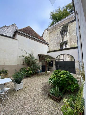 Christian LAMOUR offers you in the heart of the town of LOCHES, this beautiful 67 m² duplex apartment, located on the second floor, without elevator, of a very beautiful 15th century building. It is composed on the ground floor of an entrance, a kitc...