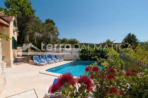 Te koop is een prachtige villa gelegen op een uitzonderlijk rustige en rustige locatie op het eiland Brač, letterlijk op een steenworp afstand van de zee – op slechts 2 meter van het kiezelstrand. De villa is gebouwd in 2004 en de laatste renovatie i...