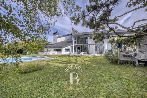 Located just 10 minutes from all amenities and motorway access to Geneva, this striking architect-designed villa stands out for its originality and the exceptional quality of its renovation. Set on a 1,500 m² fully enclosed and landscaped plot, this ...