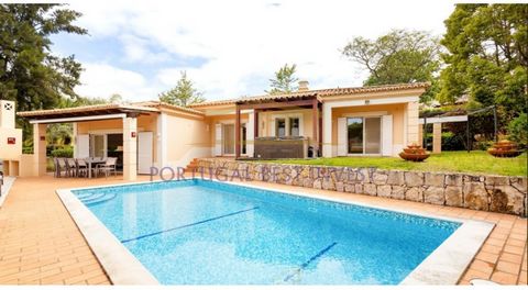 This spacious home sits on a 1,084-square-meter lot and features an entrance hall with built-in closets, a full bathroom, and access to a spacious living room with a fireplace and an outdoor recreation area. The fully equipped kitchen opens to the ex...