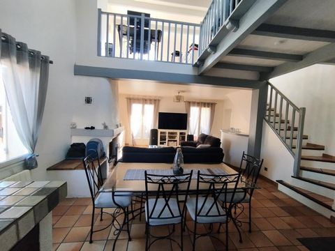 Villa de 104m2 avec garage sur 367m2 de terrain paysagé.