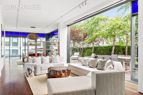Een aangelegd privépark met een zwembad vlak bij uw woonkamer in het hart van Soho. Geniet van een ongeëvenaard binnen- en buitenleven in Penthouse 7 op 40 Mercer. Met bijna 1.600 vierkante meter aan prachtig aangelegde buitenruimte die zich aan twee...