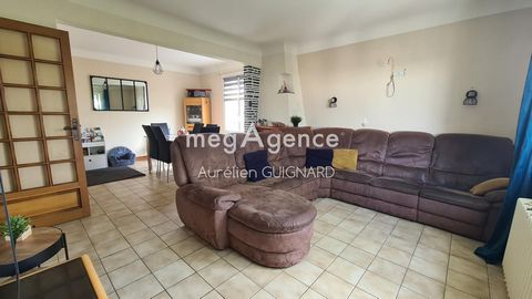 3 Chambres, bel espace en pelouse avec 2 garages.