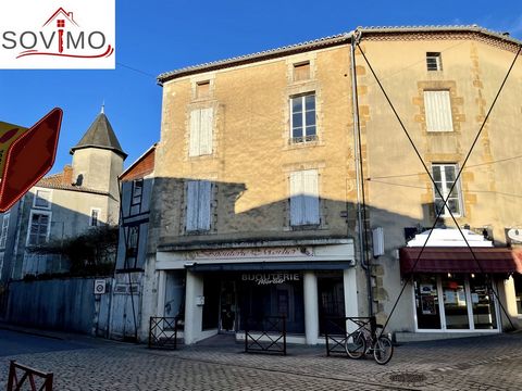 REF. 34726 : 77 000 euros H.A.I, Confolens (16), au cœur de la ville, EXCLUSIVITÉ ! Immeuble ancien et mitoyen à rénover, 245 m2 env. utilisables, comprenant : Vente des murs avec un local commercial en activité de 65 m2, et rénové, situé au rez-de-c...