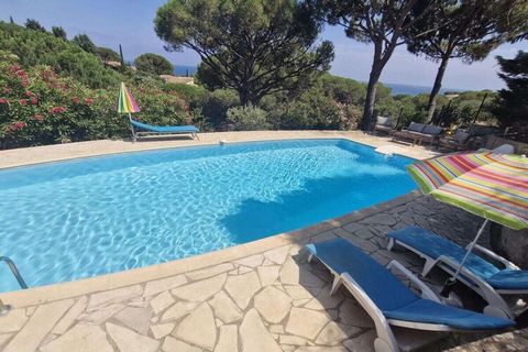 Cette belle villa, entourée de verdure et composée de quatre pièces principales, bénéficie d'une magnifique piscine privée et d'une belle vue mer. Profitez de vacances reposantes près des plages de La Nartelle à Sainte-Maxime. La maison de vacances e...