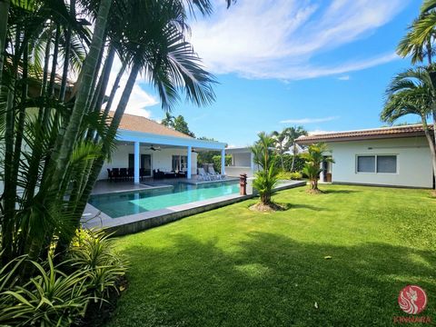 Beschrijving van de woning Woonoppervlakte: 255 m². Landoppervlakte: 1,004 m². Gemeenschappelijke vergoeding: 13,4 Baht/m², per maand – 4 slaapkamers (waarvan 1 gastenverblijf) – 4 badkamers + 1 toilet – 1 Woonkamer – 1 Europese keuken – 1 Buitenkeuk...