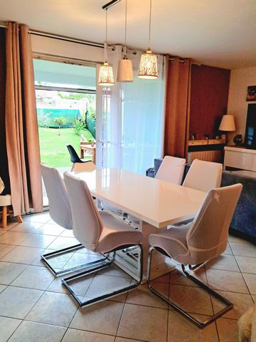 Appartement RDC 2 chambres avec jardinet et parking souterrain.