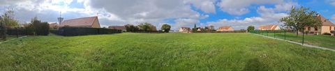 AU PIED DU VILLAGE DE FRESNAY SUR SARTHE , TRES BEAU TERRAIN A BATIR DE 1980 m2 , CU VALIDE