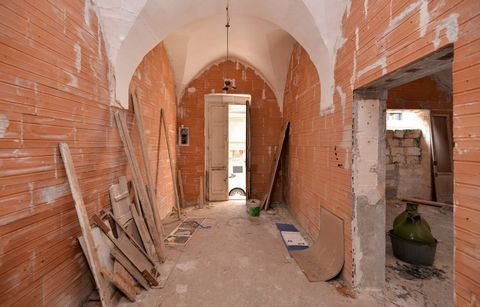 FRAGAGNANO - TARANTO Ad appena 13 km dalla Marina di Lizzano, una delle più belle località balneari della costa tarantina, proponiamo in vendita appartamento indipendente di circa 140 mq posto al piano terra e con cantina. La proprietà, attualmente a...