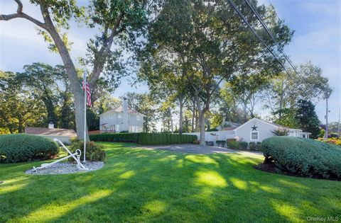 Cette propriété est une opportunité parfaite en tant que complexe familial ou propriété d’investissement. Située sur un beau terrain avec vue sur l’eau sous tous les angles, c’est une maison de deux étages avec un grand salon avec cheminée, salle à m...