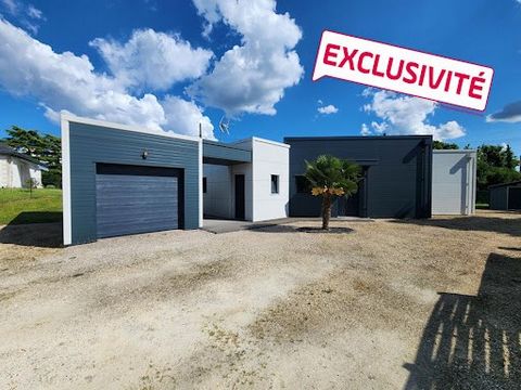 En Exclusivité Loches, 37600, Maison de plein pied, 5 pièces sur 110m², 3 chambres et 1 bureau le tout sur 950m² de terrain. Maison Moderne de 2019 classée en Très Haute Performance Énergétique. Cette maison de plein pied se compose de d'une grande p...
