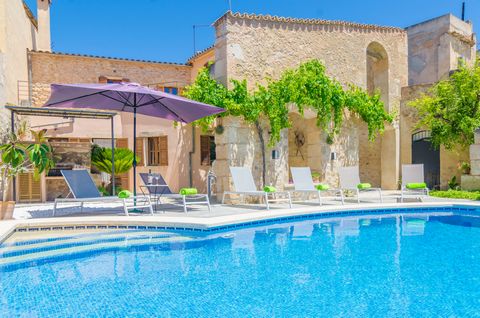 Esta rústica casa con piscina privada se encuentra en el pueblo de Vilafranca de Bonany y ofrece espacio para 6 a 8 huéspedes. La finca de estilo mallorquín le invita a hacer vacaciones dentro de un entorno muy auténtico. La piscina privada de sal ti...
